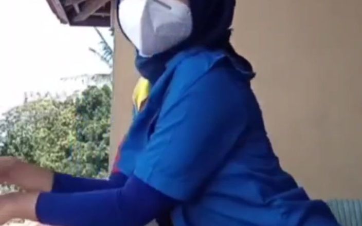 Jilbab69: 下班后的头巾饥渴地用振动器插入阴道