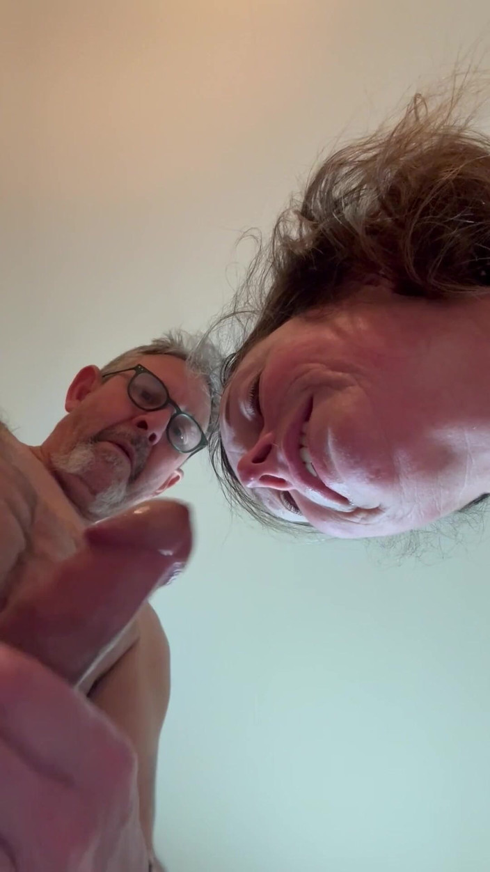 Bonewizzard69: Zkažená milfka kouří ptáka zblízka a prstí péro a koule