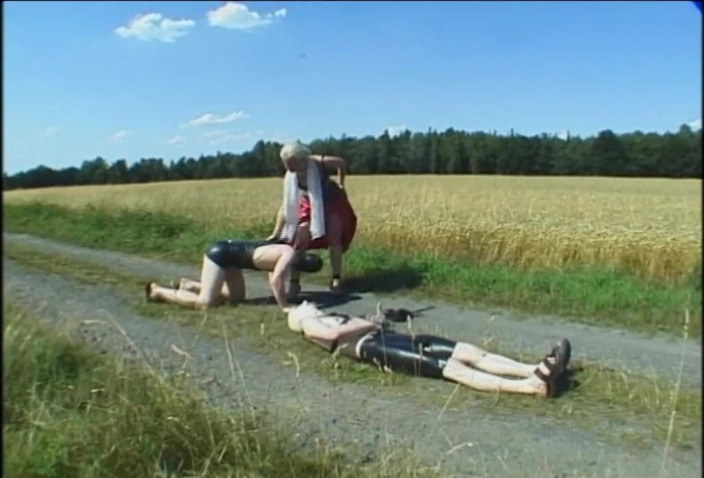 Absolute BDSM films - The original: Mijando ao ar livre e dominação anal