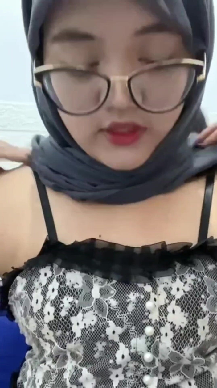 Jilbab69: Hijab kijkt naar video, geil neuken en eindelijk poesje poesje...