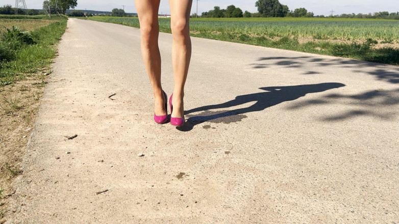 Loreleyadd: Sissy urinează spontan în noii ei ciorapi în timpul unei pauze