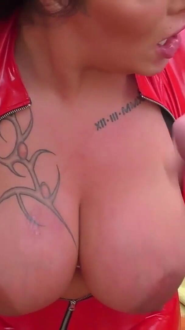 Gang Bang Germany: हॉट रंडी के चेहरे वीर्य में भीग जाते हैं