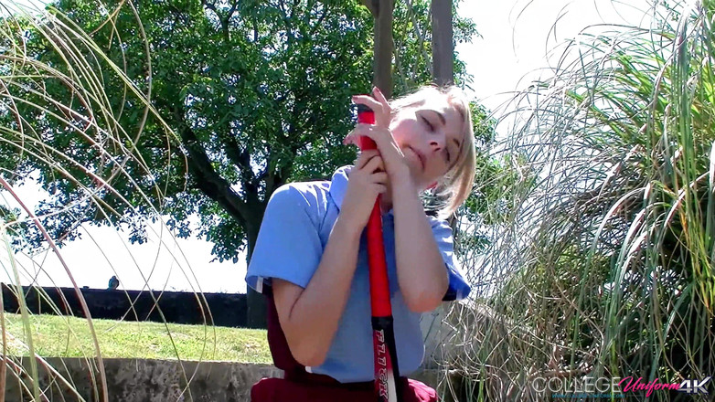 College Uniform: 曲棍球棒撸管以chloe玩具为特色