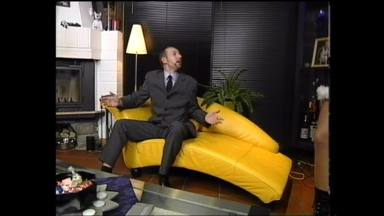Muschi movie official: Een geile hoerensecretaresse zuigt een grote pik van zijn baas...