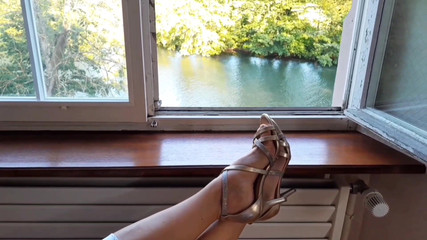 Selena701: Přírodní pózování Seleny v saténu a na podpatcích