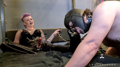 Lady Valeska: Uctívejte moje latexové nohy a pak můj strapon