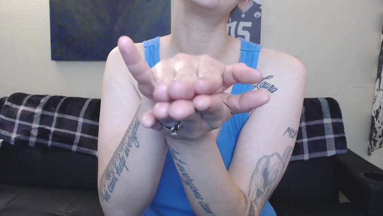 Abby Anna: Hand mit spucken bedeckt