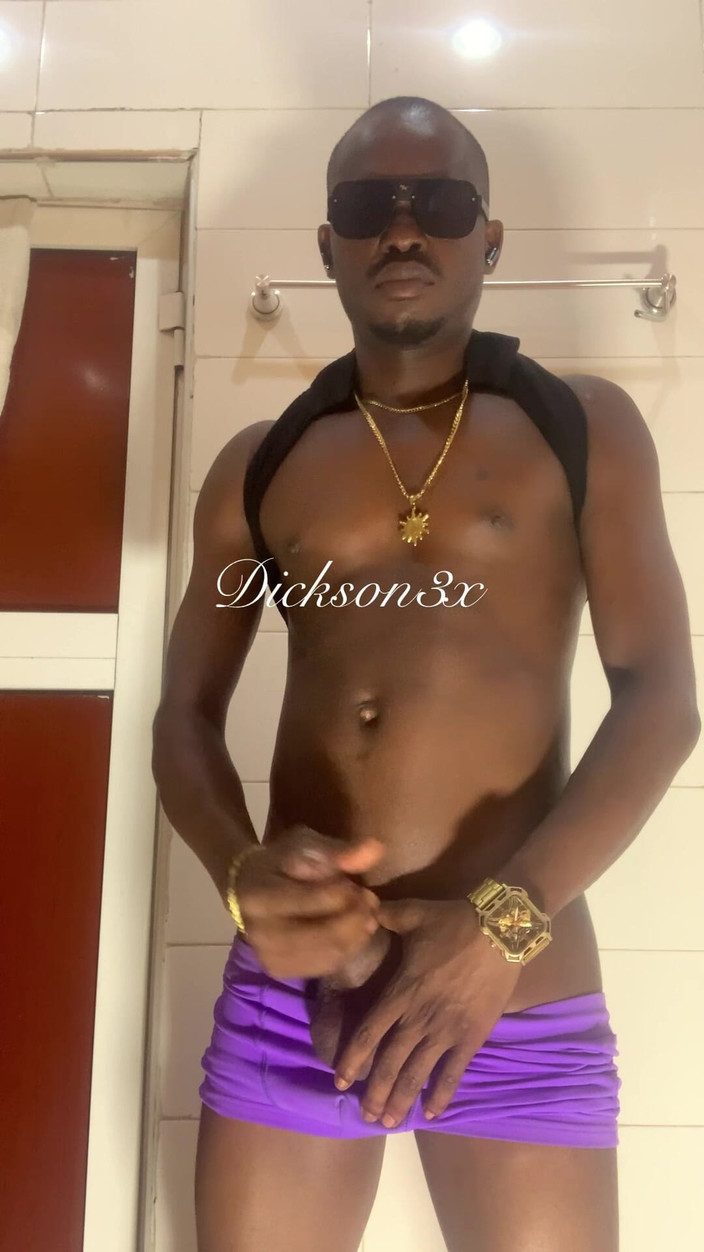 Dickass3x: Solo y cariño hasta que me pajeo y me corro