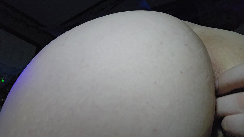 Funhousewife69: Futându-mi cu degetul curul în timp ce îi sug pula până când...