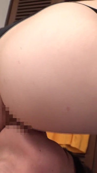 Seu amante Ayaka dá uma deglutição com um fetiche de bunda coberto de nádegas centrado em um ângulo de bunda