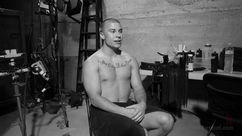 30 Minutes of Torment: Un armăsar heterosexual ia clemele Clover la bile