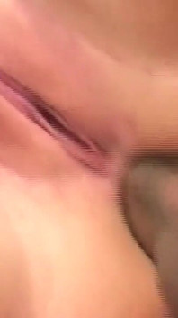 Cewek sange ini fingering memeknya sampai orgasme sebelum nyepong kontol besar pria kulit hitam