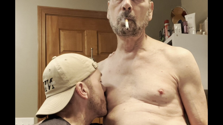 Tyler8: Kawan memberikan blowjob semasa ayah tiri merokok