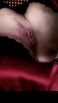Romântico sexo lésbico com sensual milf e beijo de amor