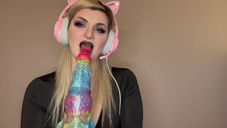 EeveeXo: Gamer chica folla monstruo consolador y chorros
