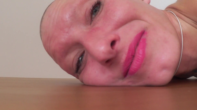 Slutwife Club: (Teil 2/2) Vilja wird auf einen tisch gestellt und wie eine...