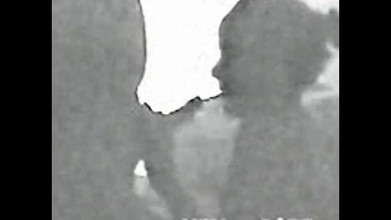 LI Mommy: Menghisap suami di hadapan rumah bangun