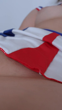 Ta cheerleaderka uwielbia brać kutasa głęboko w swojej cipce