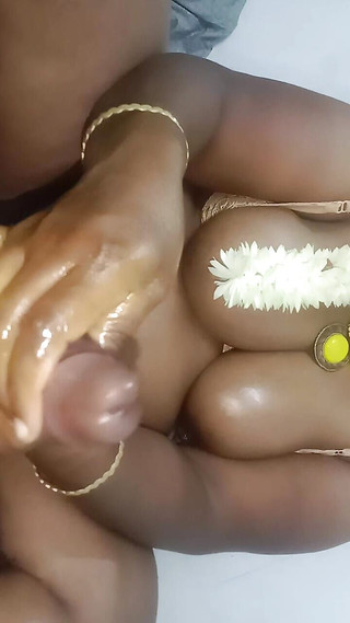 Santhi89: Bystig tamil hus fru mycket het hand jobb stora bröst...