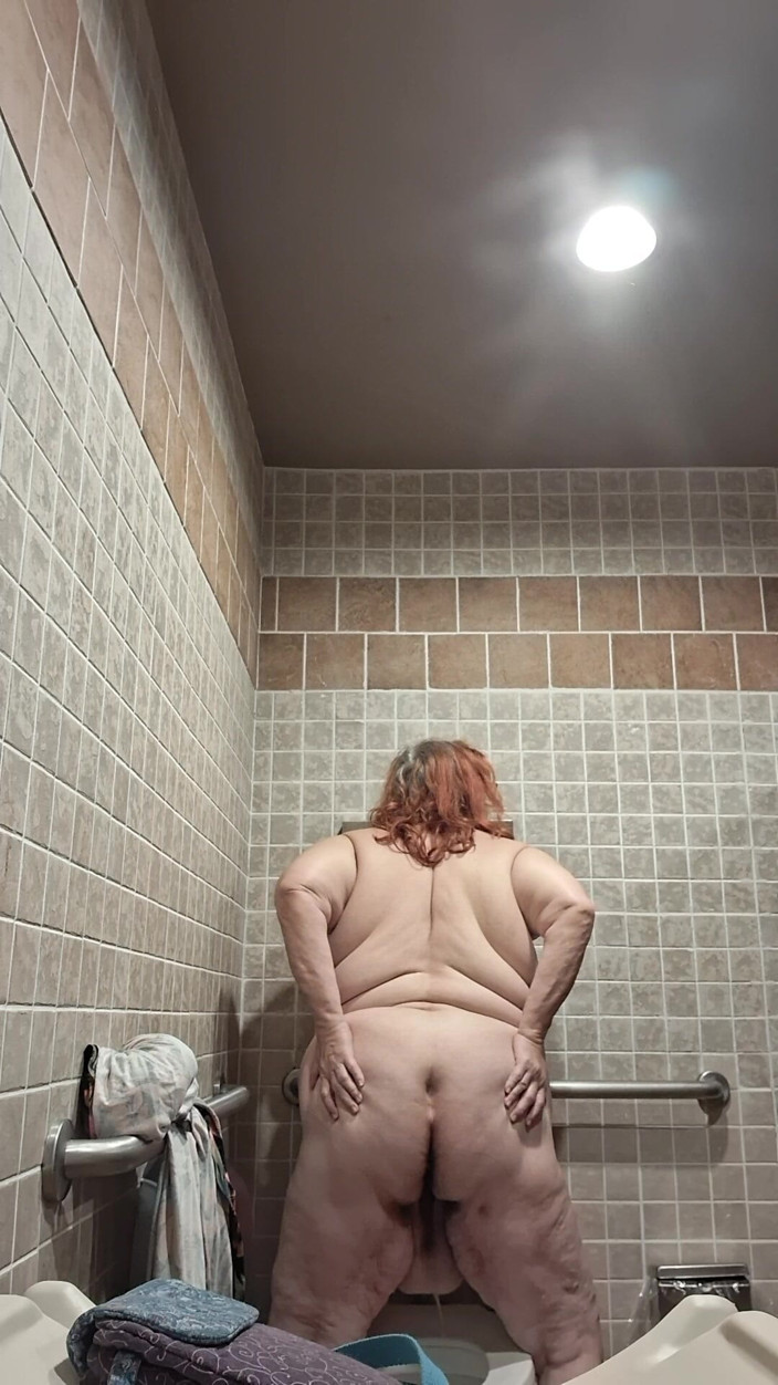 BBW nurse Vicki adventures with friends: Büyük güzel hemşire Vicki banyoda dans ediyor ve soyunuyor!