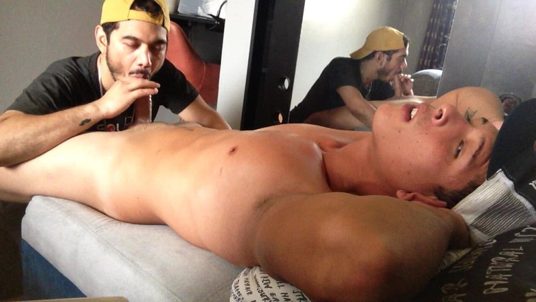 The-hook305: Markus se mostra enquanto Gettong faz um boquete em seu...