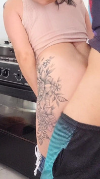 穿着牛仔短裤的已婚家庭主妇接待水管工