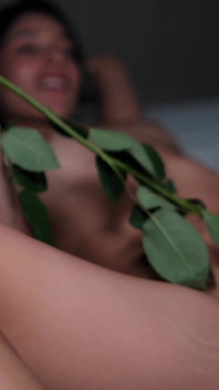 ¡Correte dentro de mí, papi! - petite latina Carolina Guerrero pide preñada