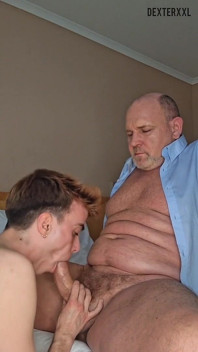 Ftm likken.man met zeer harig poesje. Poesje eet papa.dexterxxl