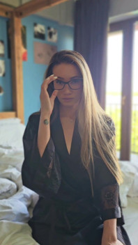 İpek Elbiseli Gözlüklü Asyalı Orta Yaşlı Seksi Kadın