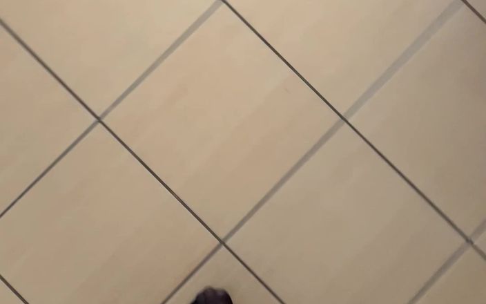 Feet: POV : marcher dans des collants noirs
