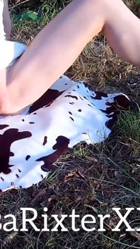 Je suis dans le parc en train de lire un livre, mais j’ai oublié que je n’ai pas mis de culotte parce que c’est trop chaud. Elsarixterxxx