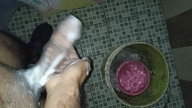 Cute boy jerks off: Un mec gay se masturbe en pensant à sa partenaire qui...