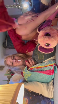 Halt und loslassen - SSBBW schlaffe brasilianische milfgöttin macht tiefe dehnung mit stöhnen und rauchen im bett