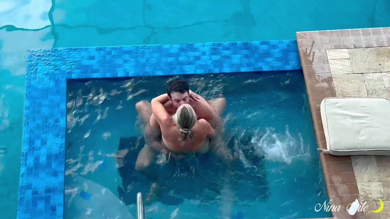 Nina Nite: Nina nite有很多湿润的乐趣！