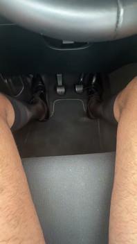 Jugando En Medias En El Coche