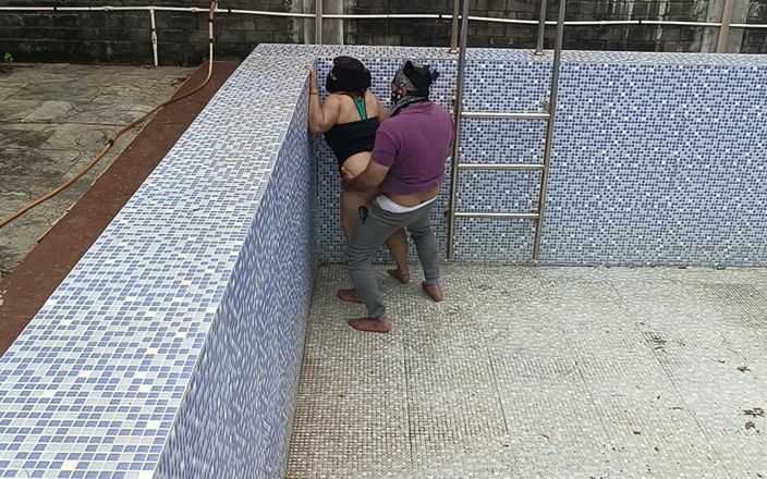 Telugu-fuckers: भारतीय तेलुगु रोमांटिक जोड़ा स्विमिंग पूल में डॉगी स्टाइल में चूसने का मजा ले रहा है तेलुगु-चोदने वाले