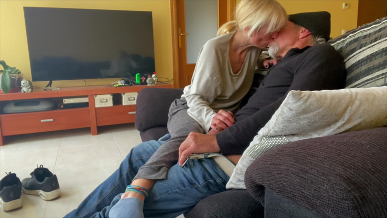 Cristina Sauvage: La mia sorellastra è eccitata e da sola a casa è moglie...