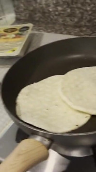 Sexe lesbien avec la demi-sœur de mon mari dans la cuisine pendant qu’elle prépare son petit-déjeuner et que mon mari est dans la chambre