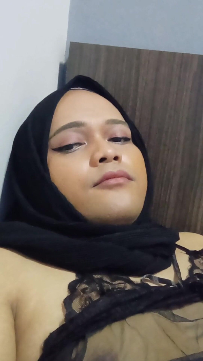 Ivvy Ivanka: Crossdresser em lingerie esfregando seu pau