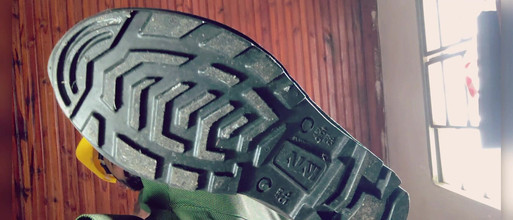 Stink HairyMale: Ayam keras memakai but