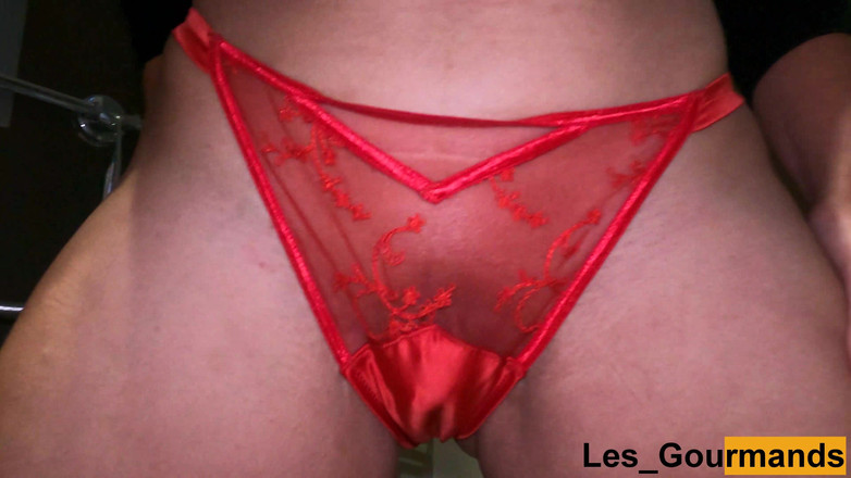 Les Gourmands: Moja macocha w bardzo seksownych czerwonych jedwabnych majtkach sika pod...