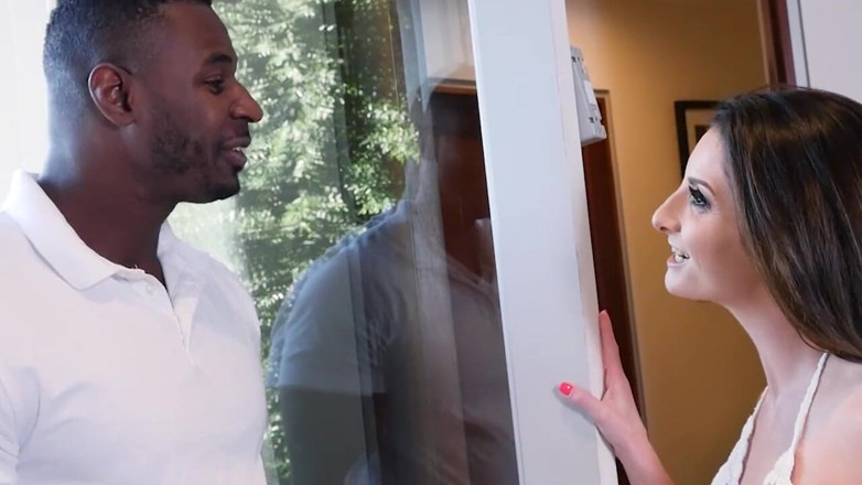 Mylf Official: Milf impecable se enoja con su marido y le paga...