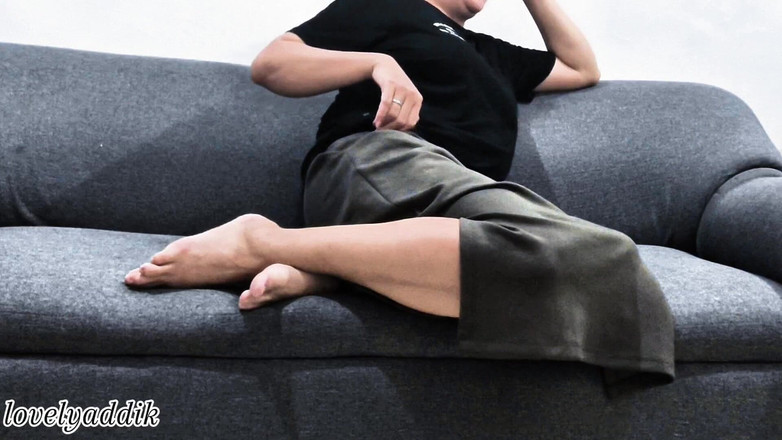 Lovelyaddik: 独自参加除夕派对。