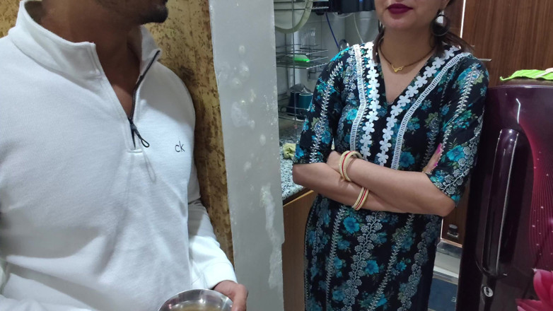 Hornycouple149: Opustil sousedovu bhabhi s velkými prsy pod tím, že požádám o...