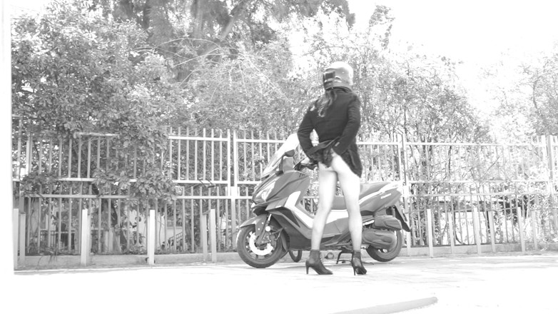 Voyager: Во время скачки ее юбка поднимается и показывает ее маленький пенис