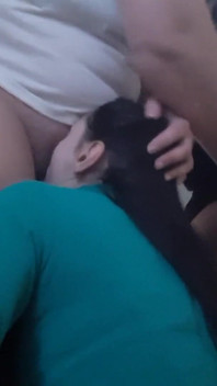 Trio lesbico inaspettato in cucina con chiacchiere sporche