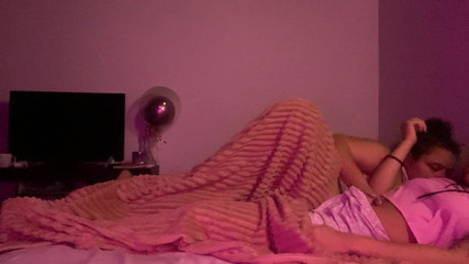 zoemelissa: Sora mea vitregă lesbiană îmi suge vaginul pentru că ne lasă...