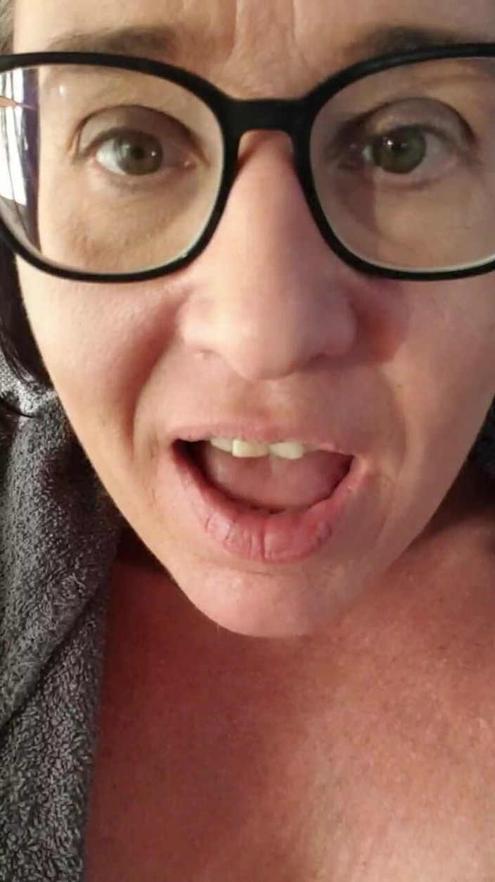 JulieEroticDress: Julie Befriedigt Sich Im Ruheraum Einer Öffentlichen Sauna