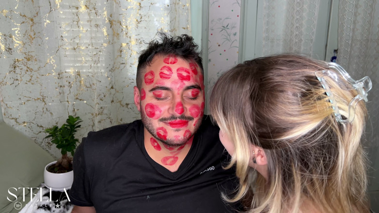 Stellafatale: I baci con il rossetto rosso gli coprono tutto il...