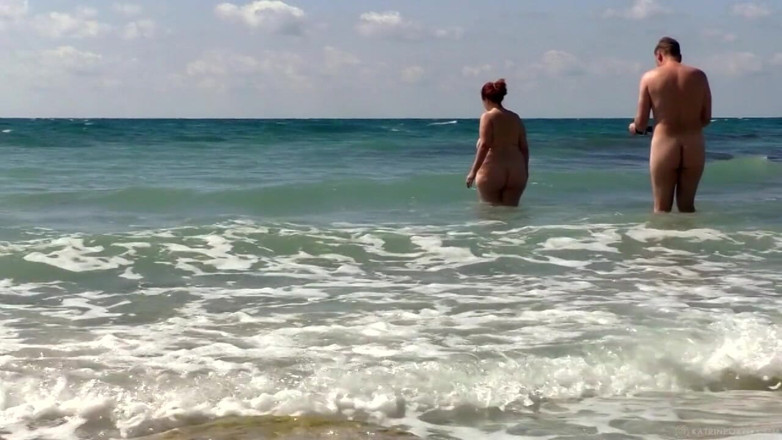Katrin Porto: Une BBW nue s'amuse dans la mer